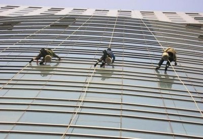 高空技藝破解城市頑疾 東莞茶山如何用高空作業解決積水內澇與幕墻維修難題